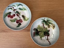 2 Assiettes en Barbotine Décor Fruits 
