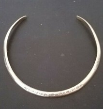 Torque collier en bronze doré, décoré de signes gravés facon hiéroglyphes 