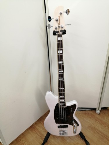 Guitare basse électrique