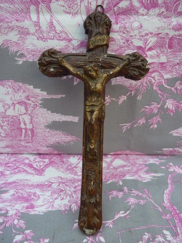 Crucifix ancien bois stuc