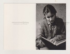 Adolescente lisant une jolie