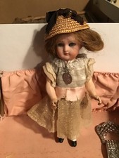 petite poupée mignonnette 15 cm marcheuse dans boite avec 2 robes