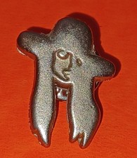 PIN'S MÉTAL CHANTEUSE MUSIQUE