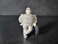 Figurine Publicitaire Bibendum Michelin accoudé sur un pneu