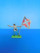 BRITAINS LTD : LE WESTERN  SOLDAT  SUDISTE AU COMBAT  PORTE DRAPEAU