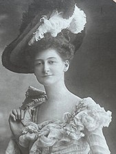 Photo: Studio Boissonnas et Taponier - Jeune femme avec robe et grand chapeau.