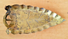 Ancien cendrier ou vide-poche en forme de feuille en laiton repoussé