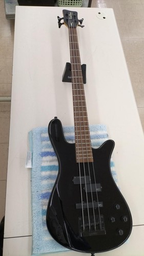 Guitare basse électrique