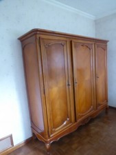 Armoire en merisier 3 portes avec une penderie et 8 tablettes - années 70