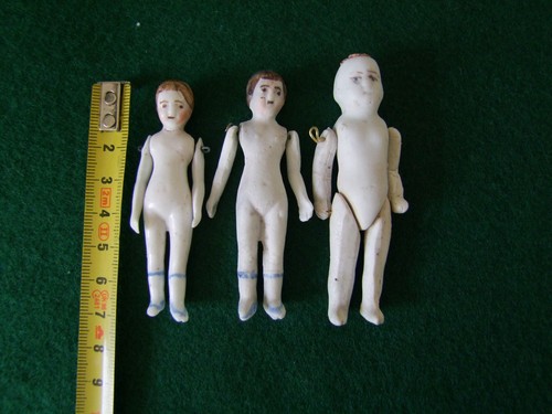 Trois anciennes poupées - trois,