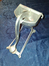 Ancien presse agrume ou fruit professionnel en aluminium vintage