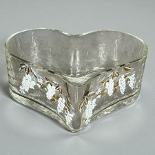 Récipient vintage en forme de cœur  fleuri, verre sculpté à la main ancien