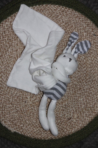 Doudou lapin raye - blanc, gris