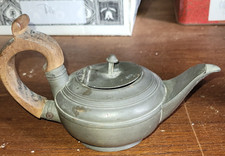 Théière, Bouilloire en étain avec Poignée en bois, vintage type lampe a huile