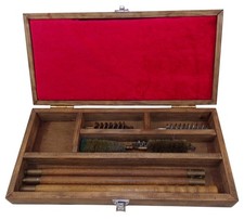 Coffret/boite contenant un nécessaire de nettoyage/entretien d’arme fusil