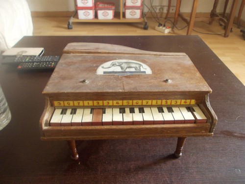 Jouet ancien elephant piano