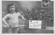 CP ENFANT AVEC MALLE OSIER 365 JOURS DE BONHEUR REMPLIE DE GUI 