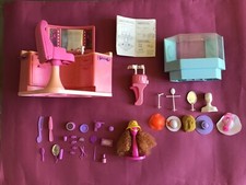 SALON DE COIFFURE  / BOUTIQUE DE CHAPEAUX.   BARBIE VINTAGE