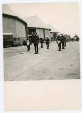 PHOTO, Carnaval défilé des hommes déguisés en pompier hangar camion ancien