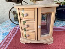 BOITE A BIJOUX EN FORME D ARMOIRE EN BOIS DECORE FLEURS PEINTES A LA MAIN