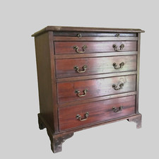 petite Commode anglaise en acajou quatre tiroirs tirette en façade . XX siècle .