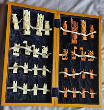 Jeu d'échec vintage Chine / Asie sculpté de Guerriers dans coffret plateau bois