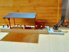 HORNBY HO MAQUETTE DIORAMA. QUAI DECHARGEMENT MARCHANDISES AVEC GRUE PERSONNAGES