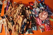 Lot de poupées et accessoires