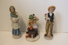 3 statuettes santons en biscuit porcelaine années 70 dont un cordonnier