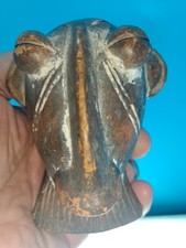 Masque « Passeport » à tête anthropomorphe à long nez et yeux globuleux