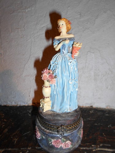 Statuette boite bijoux - boite, a