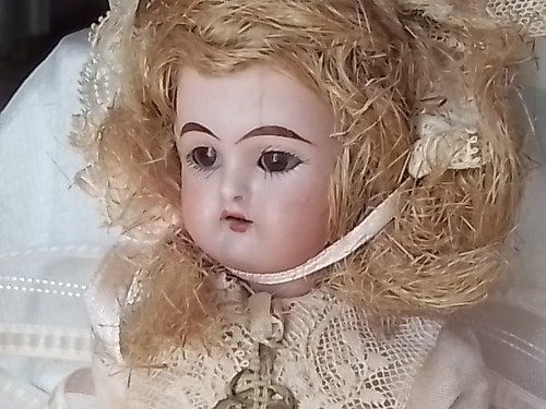 Belle poupée ancienne - belle,