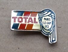Badge Vintage Pins Pétrole Oil TOTAL Paris Le Cap 92 Huile Produit pétrolier
