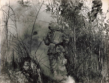 PHOTO PRESSE GUERRE INDOCHINE VIETNAM  CIRCA 1954 SOLDAT EN BROUSSE