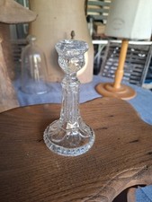 1 petit bougeoir vintages sur pied  en verre moulé