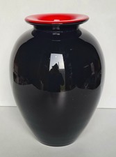 Vase en verre noir et rouge
