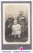 ENFANTS EN POSE AVEC UN VIEIL