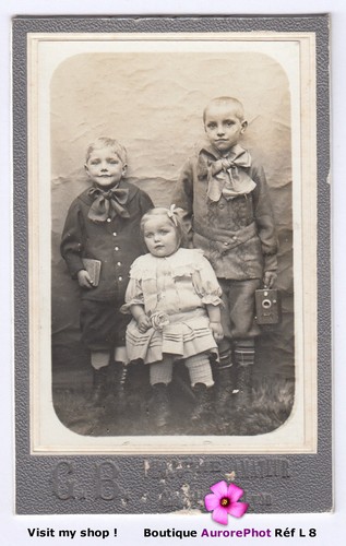Enfants pose avec vieil - enfants,
