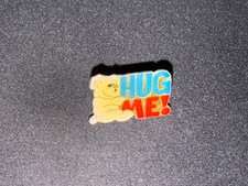 (V10) PINS BADGE ENAMEL VINTAGE COLLECTION PELUCHE OURSON HUG ME!