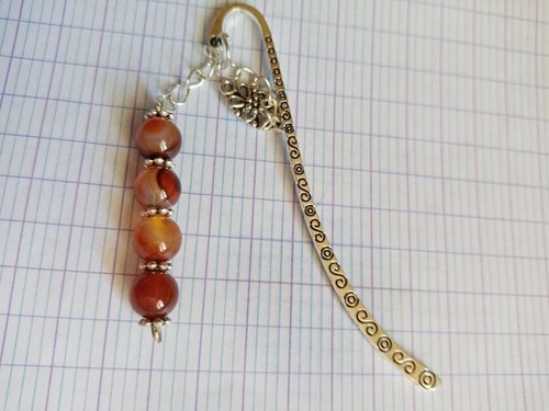 Marque page avec perles - un,