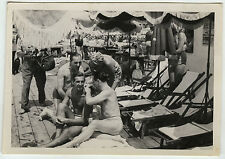 PHOTO ANCIENNE - VINTAGE SNAPSHOT - PLAGE HOMME GAY REPOS DRÔLE - SLIP MAN FUNNY