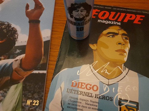 diego Maradona autograph mag