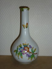VASE SOLIFLORE EN PORCELAINE HEREND DECOR REINE VICTORIA FLEUR ET PAPILLON 15 CM