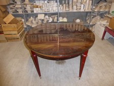 1 TABLE RONDE PLAQUEE EN BOIS EXOTIQUE VERNI