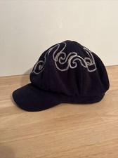 Casquette Gavroche Femme En Polaire Noir Motifs Arabesques En Laine