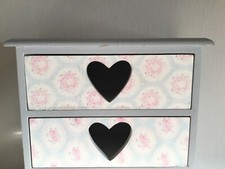 Petit meuble de rangement en bois à tiroirs