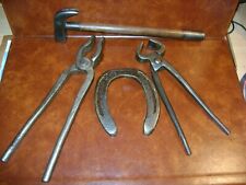 Outils Anciens lot Maréchal-Ferrant 1 brochoir, 1pince de forge,1 tricoise,1 fer