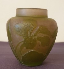 Ets GALLE, très joli vase en verre multicouches dégagé à l'acide, décor floral