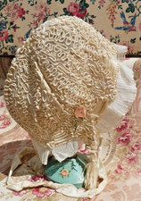 ANCIEN BONNET de BÉBÉ BRODERIE aux LACETS sur TULLE vers 1920