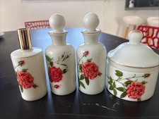 ENSEMBLE DE SDB EN OPALINE BLANCHE - ANNÉES 1950-1960